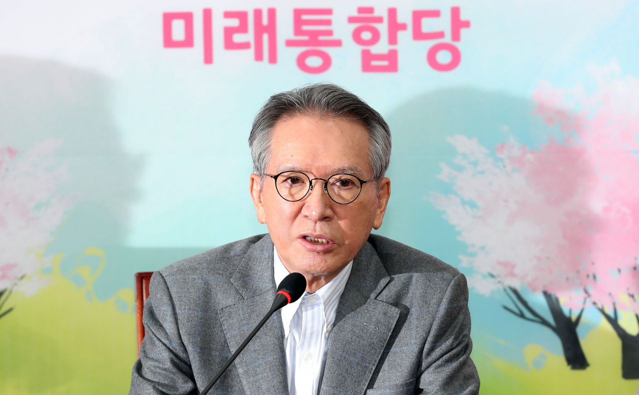 김형오 미래통합당 공천관리위원장이 13일 국회에서 열린 기자간담회에서 발언하고 있다. 김 공관위원장은 이날 "모든 사태에 책임지고 공관위원장을 사퇴한다"고 밝혔다. [연합]