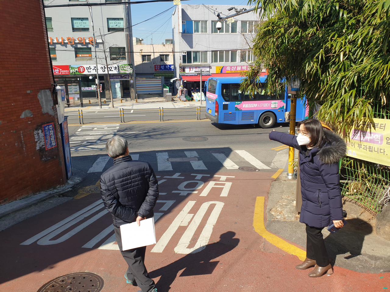 노량진초등학교 인근 어린이보호구역에서 교통시설점검을 하고있다. [동작구 제공]