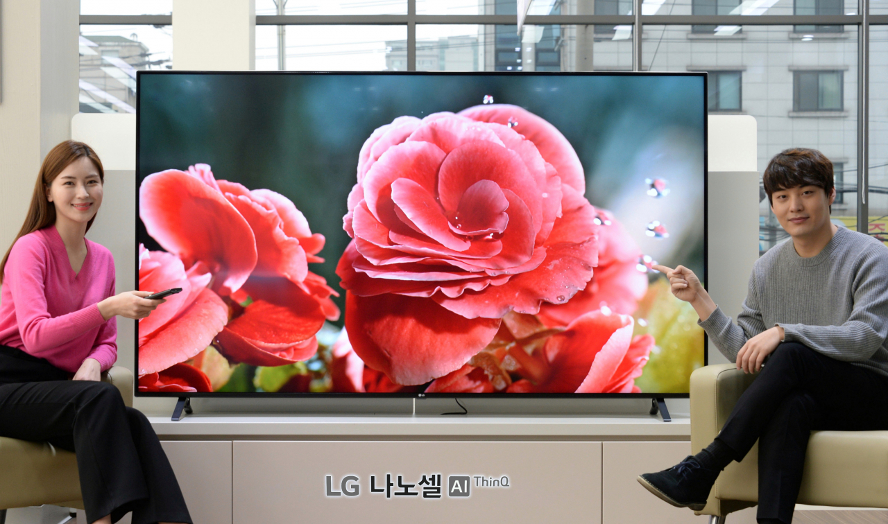 모델이 지난 17일 LG전자 베스트샵 봉천점에서 색 표현력을 높여주는 나노셀 기술이 적용된 2020년형 'LG 나노셀 AI ThinQ’ 신제품을 소개하고 있다. [LG전자 제공]