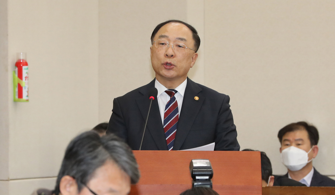 홍남기 경제부총리가 17일 오후 서울 여의도 국회에서 열린 기재위 전체회의에서 기재부 소관 추경안이 통과된 뒤 인사말을 하고 있다. [연합]