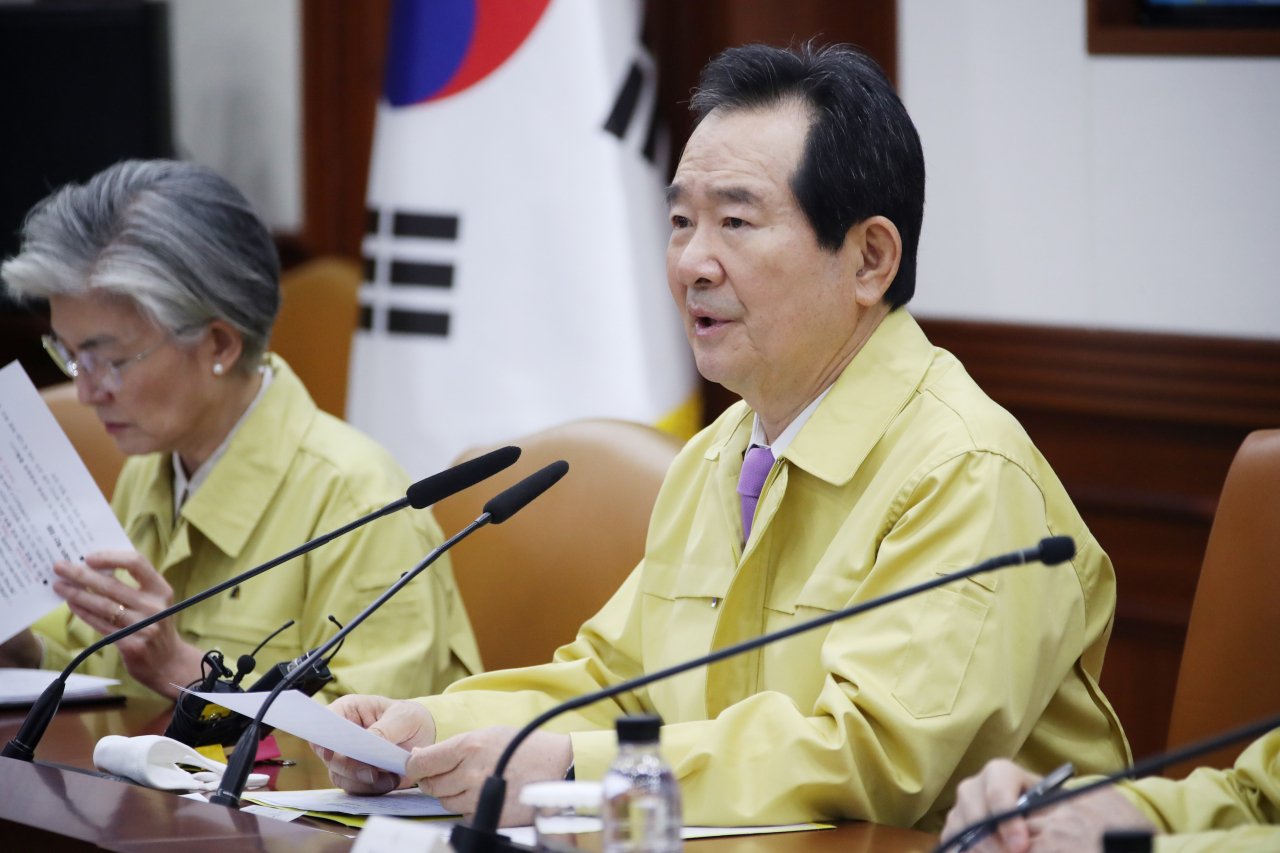 정세균(오른쪽) 국무총리가 18일 오전 정부서울청사에서 열린 신종 코로나바이러스 감염증(코로나19) 대응 중앙재난안전대책본부 회의를 주재하며 발언하고 있다. [연합]