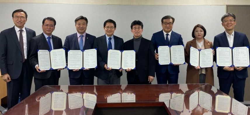 더불어민주당, 기본소득당, 시대전환, 가자평화당, 평화인권당 등 5개당과 비례연합 플랫폼 '시민을 위하여'가 17일 오후 비례연합정당 협약서를 체결하고 있다. [연합]