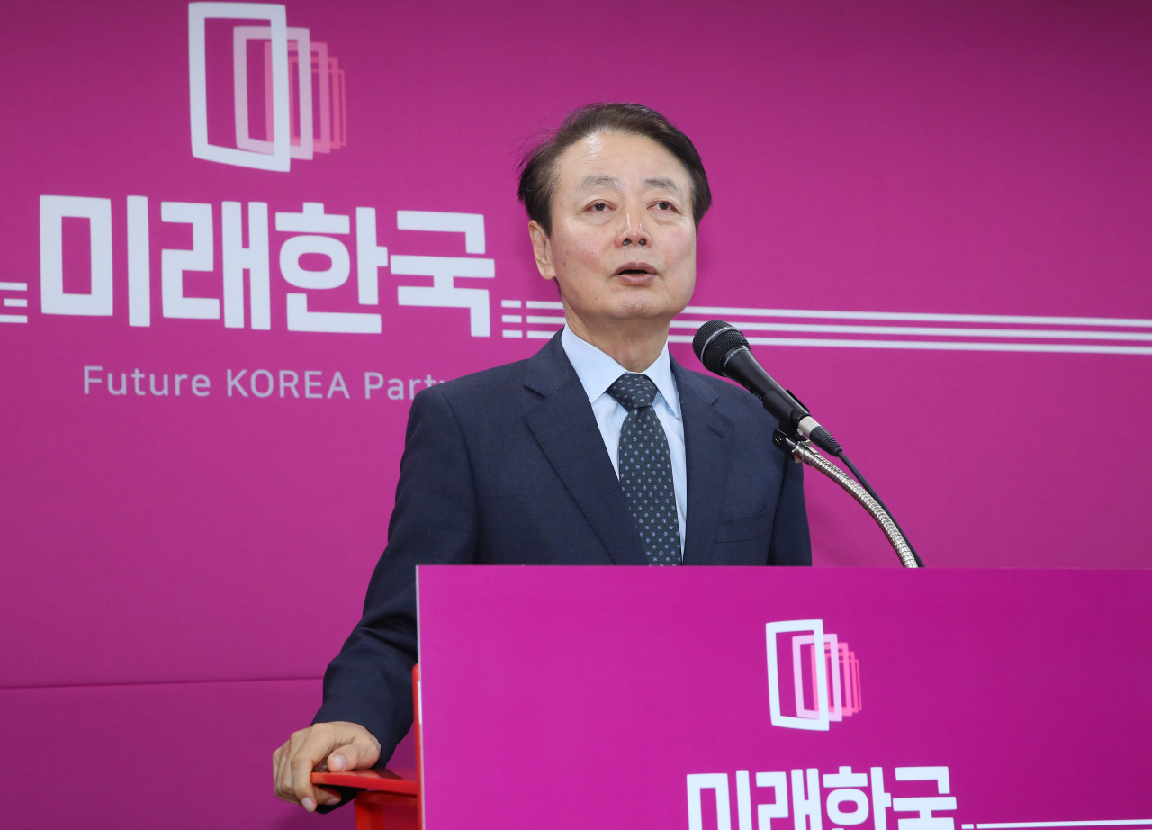 한선교 미래한국당 대표가 11일 서울 영등포구 우성빌딩에서 열린 영입인재 환영식을 마친 뒤 취재진의 질문에 답하고 있다. [연합]
