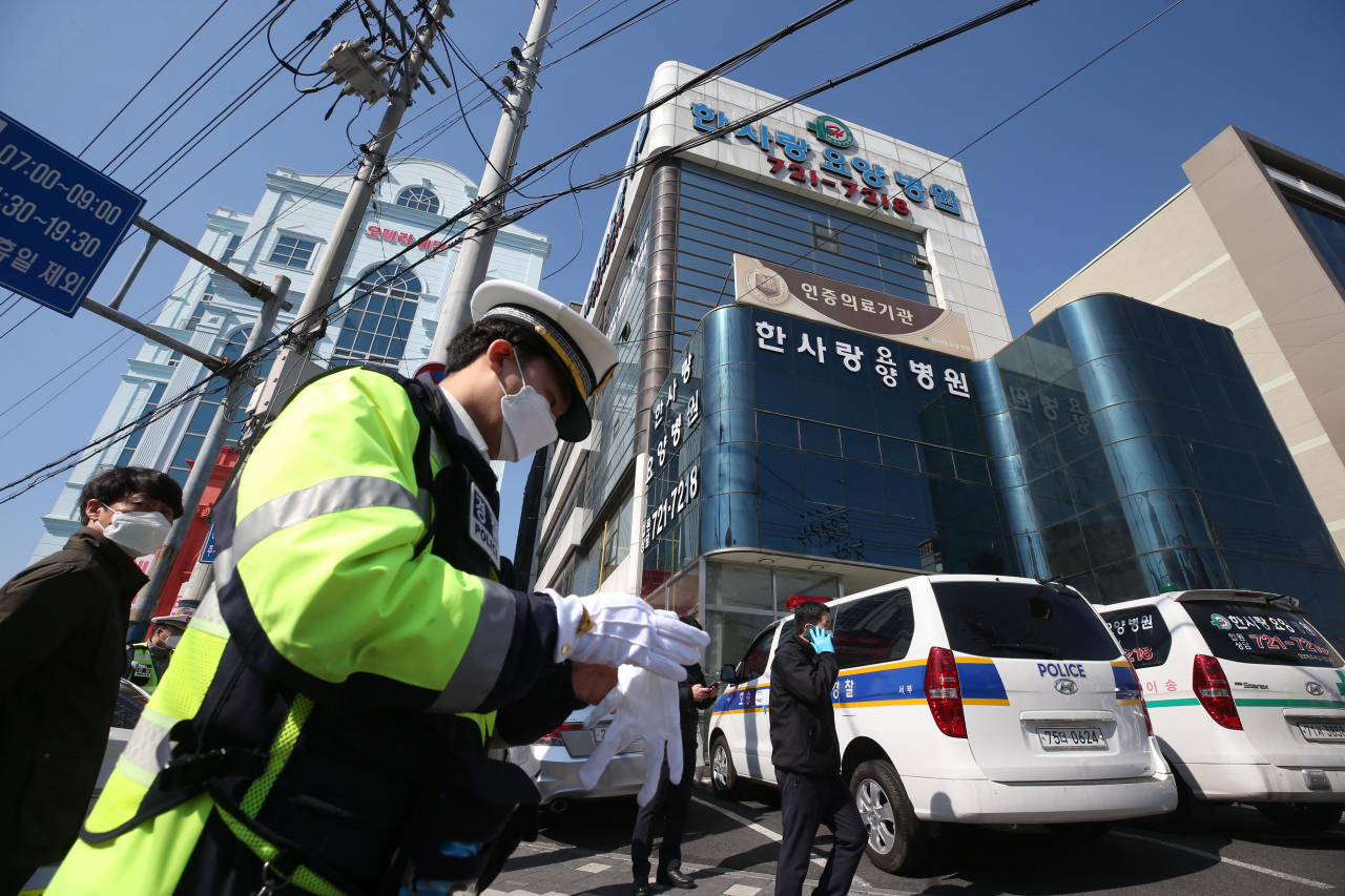 18일 오전 신종 코로나바이러스 감염증(코로나19) 확진자가 다수 나온 것으로 알려진 대구시 서구의 한 요양병원 출입구가 통제되고 있다. 연합뉴스