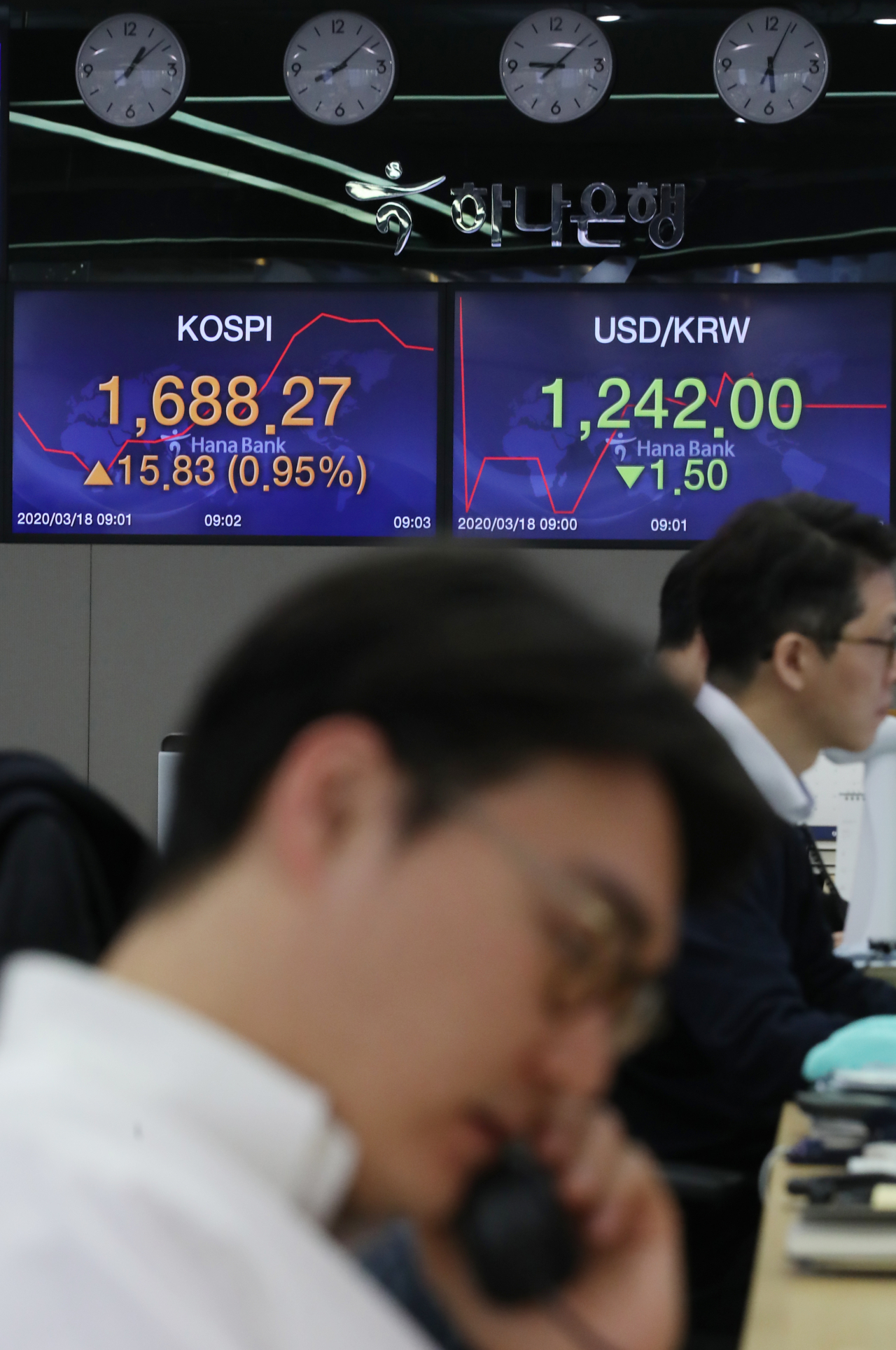 증시의 연이은 폭락으로 지난 17일 원/달러 환율이 약 10년 만에 가장 높은 1240원대에서 마감했다. 이날 서울 외환시장에서 원/달러 환율은 전날보다 17.5원 급등한 달러당 1243.5원에 코스피는 전 거래일보다 42.42포인트(2.47%) 내린 1672.44로 마감했다. 사진은 18일울 중구 하나은행 본점 딜링룸. [연합]