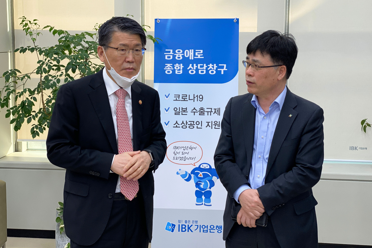 [사진=은성수 금융위원장은 17일 기업은행과 시중은행 4곳(국민, 신한, 우리, 하나)을 방문해 코로나19 대응 금융지원 상황을 점검했다. 금융위 제공]