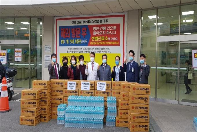 부산지역 여성단체들이 코로나19와 싸우고 있는 의료진들을 방문해 지원물품을 전달하고 있다.