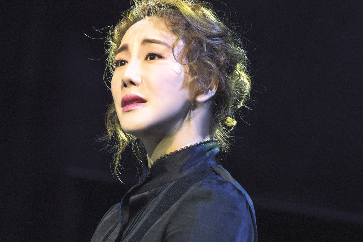 뮤지컬 ‘마리 퀴리’를 통해 관객과 만나고 있는 배우 김소향은 다채로운 색을 지닌 한 인간이자 성장하는 위대한 과학자로의 마리 퀴리를 연기하며 호평받고 있다. [라이브 제공]