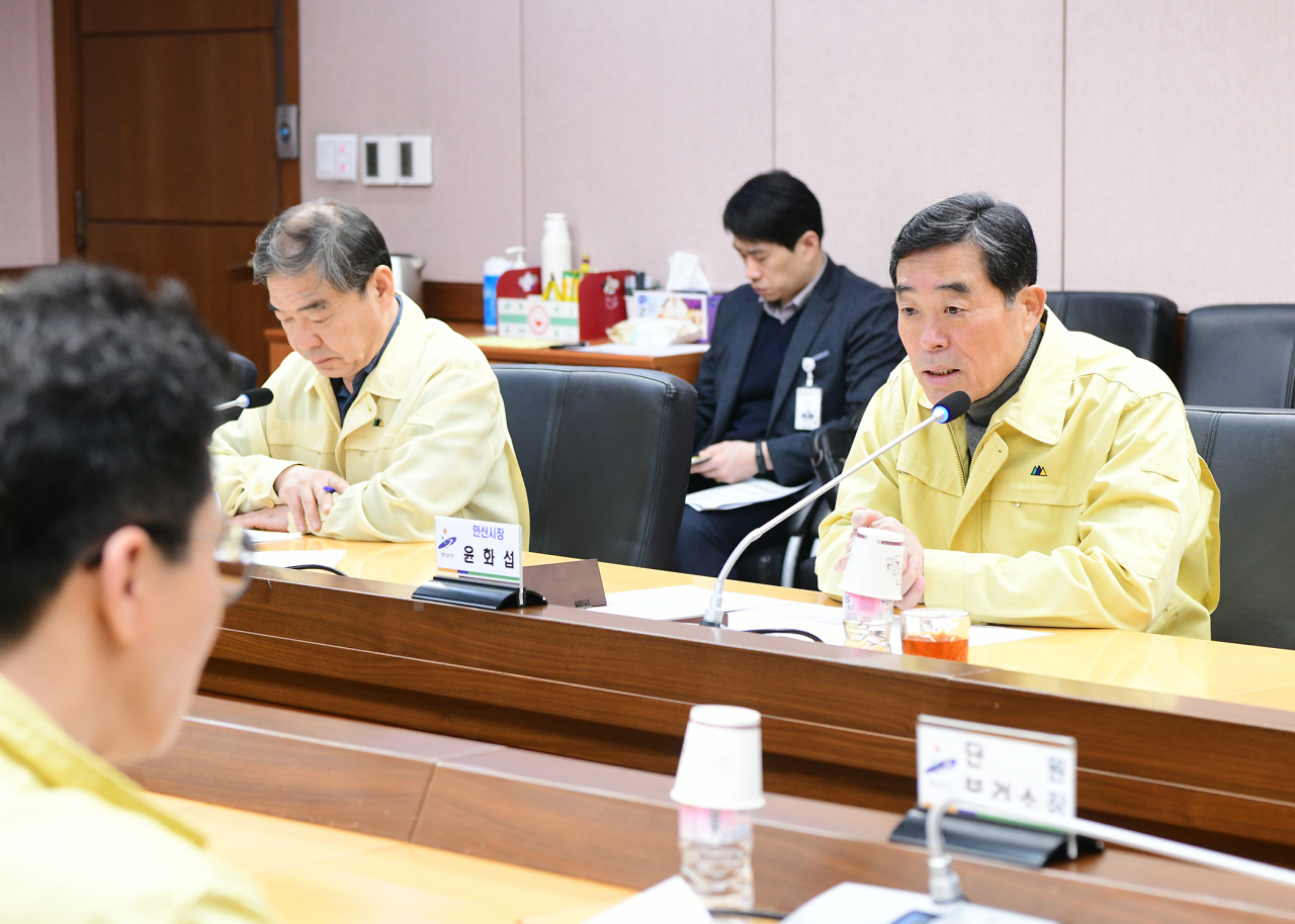 윤화섭 안산시장이 코로나19 정책회의에서 발언하고 있다. [안산시 제공]