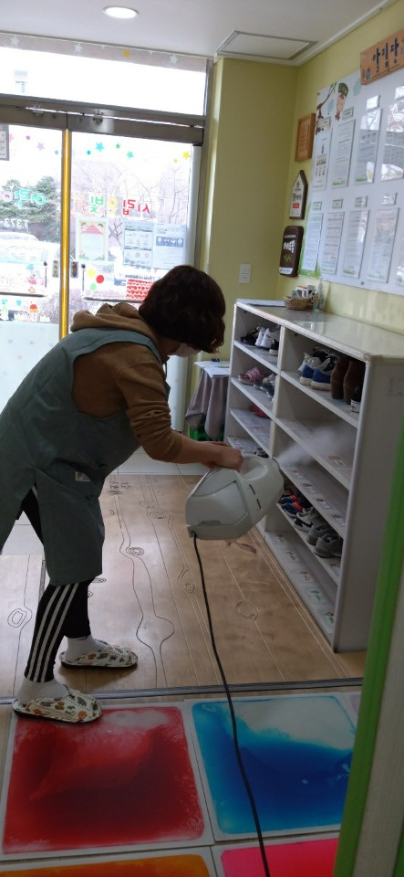 어린이집 방역소독을 실시하고 있다. [오산시 제공]