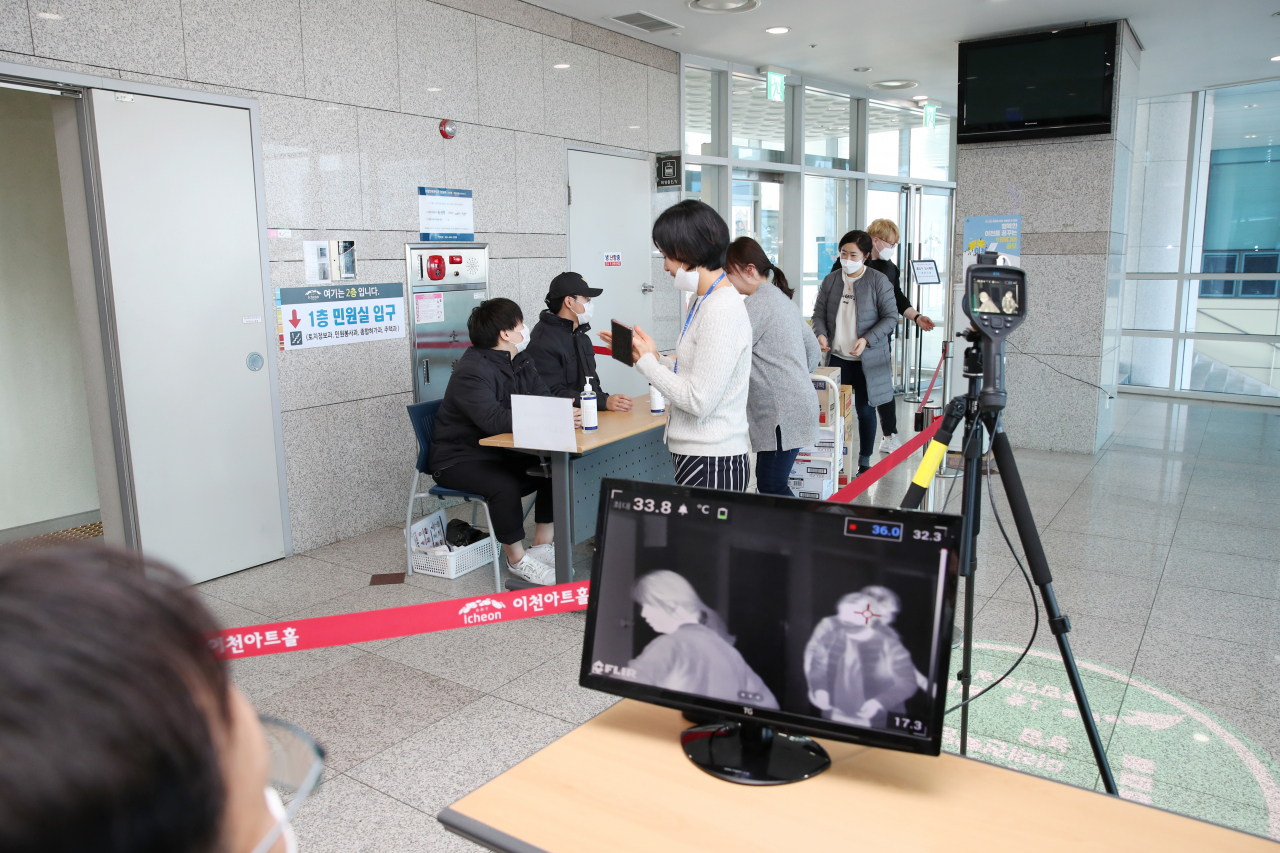 이천시 청사 출입문을 일원화하고 열화상카메라를 운영해 방역를 한층 강화했다. [이천시 제공]