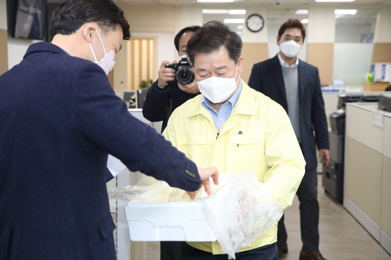 박승원 광명시장은 지난 17일 광명전통시장 배달 앱인 놀장을 통해 찐빵을 구매해 직원들에게 나눠줬다. [광명시 제공]