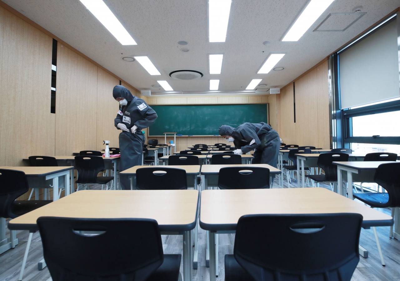 지난 18일 오후 201특공여단 부대원들이 대구 수성구의 한 학원에서 신종 코로나바이러스 감염증(코로나19) 확산 방지를 위한 방역을 하고 있다. [연합]