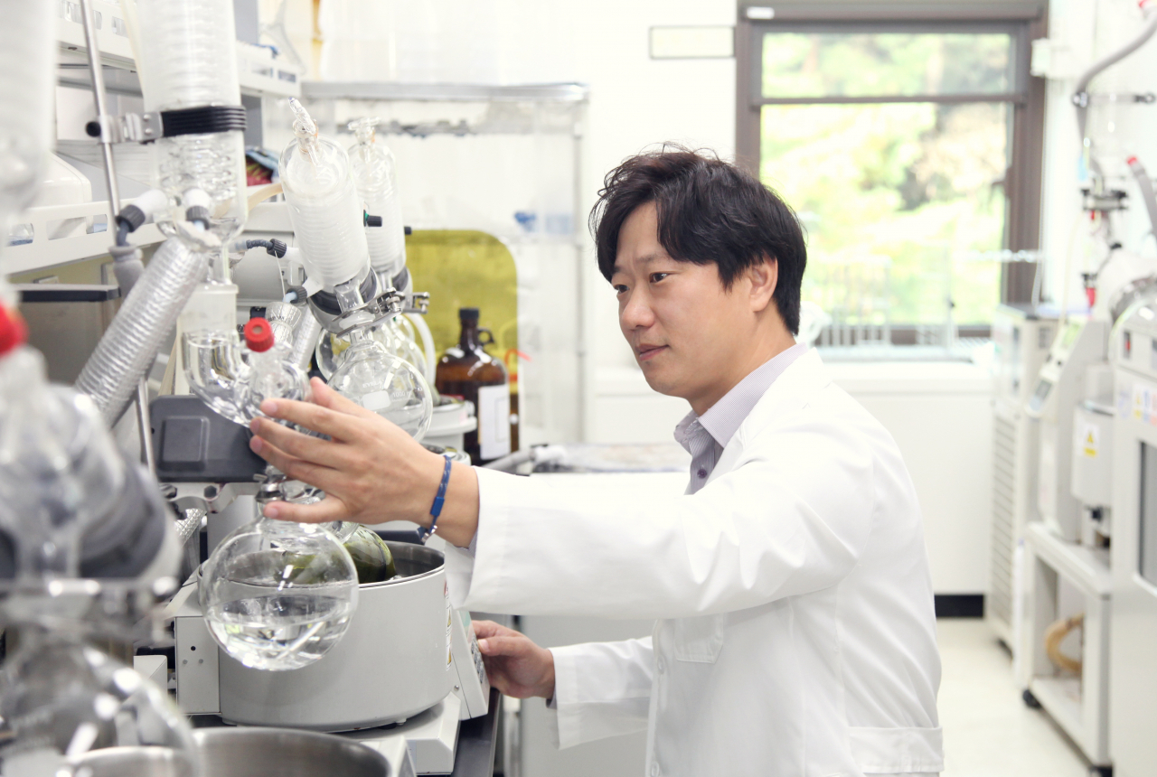 생명연 전북분원 ‘동물이용 생물안전 3등급 연구시설(ABSL3)’ 실험 장면.[한국생명공학연구원 제공]