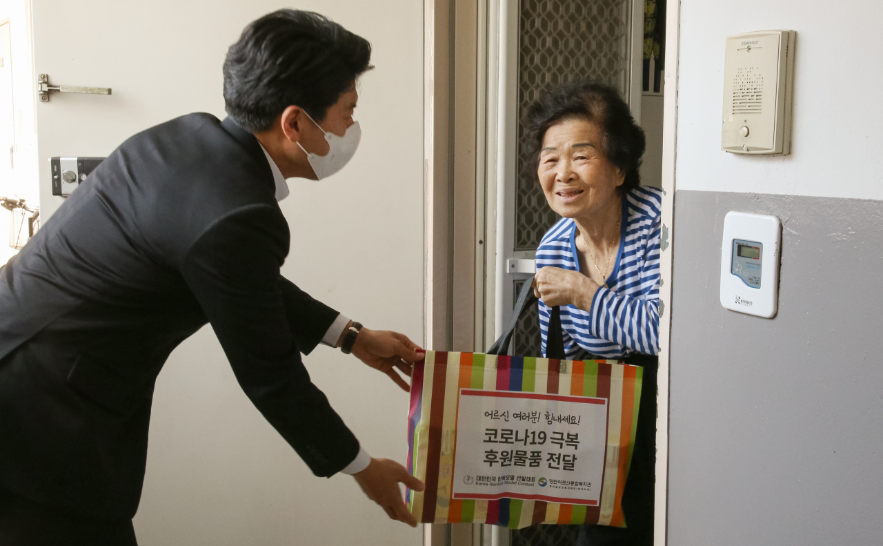 한복모델 선발대회 조직위가 어르신들에게 방역 물자를 전달하고 있다.
