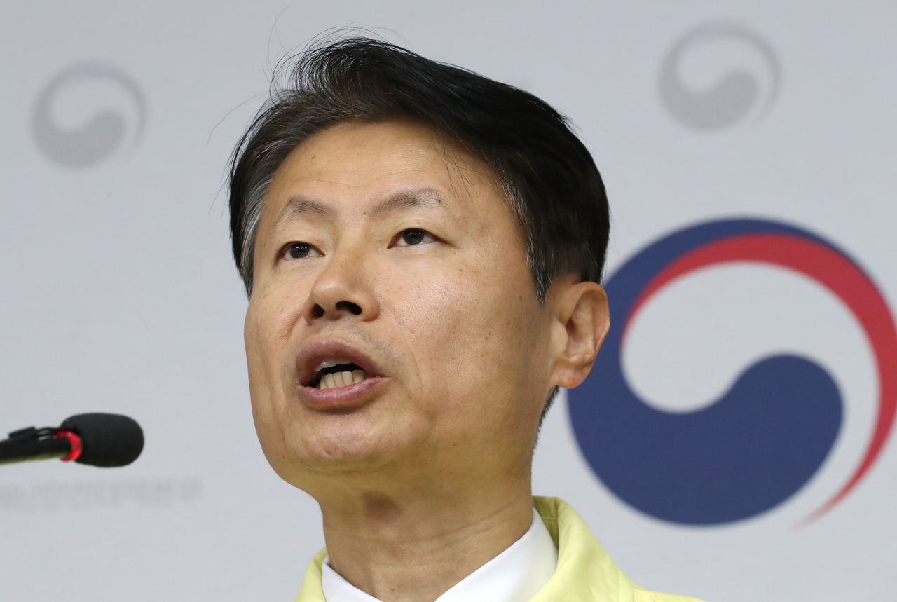 김강립 중앙재난안전대책본부 제1총괄조정관(보건복지부 차관)이 18일 예방적 차원에서 자가격리에 들어갔다. 지난 13일 열린 간담회에 함께 참석했던 이영성 분당제생병원장이 신종 코로나바이러스 감염증(코로나19) 확진 판정을 받았기 때문이다. 코로나 검사와 역학조사에 따라 2주간 격리에 들어가야 할 가능성이 있다. 사진은 지난 17일 오전 세종시 정부세종청사에서 코로나19 대응 중앙재난안전대책본부 회의 결과 등 정례브리핑을 하고 있는 모습. [연합]