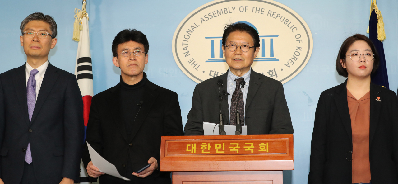 우희종(오른쪽 두 번째), 최배근(오른쪽 세 번째) '시민을위하여' 공동대표 등 비례연합정당에 참여한 각당 대표들이 18일 국회 정론관에서 기자회견을 열고 비례연합정당의 출발을 알리고 있다. 이들은 비례연합정당 당명은 '더불어시민당'으로 결정됐다고 밝혔다. [연합]
