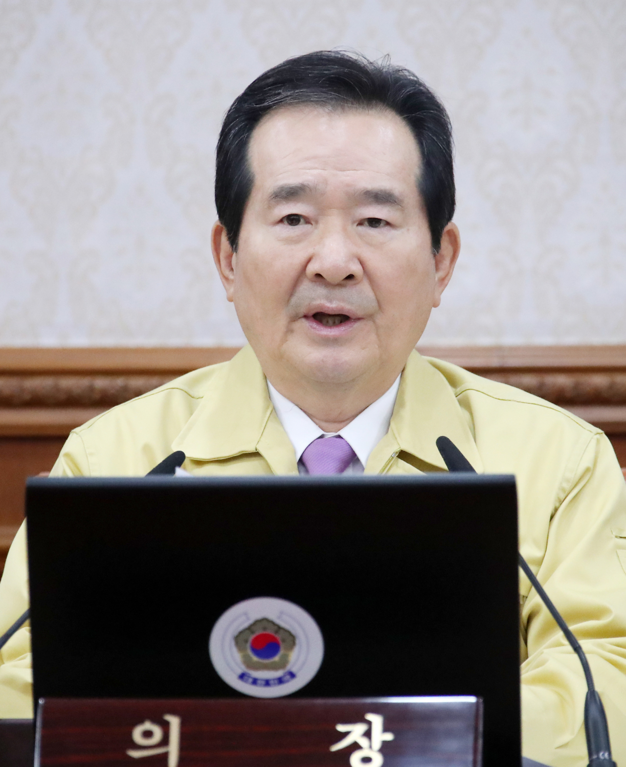 정세균 국무총리가 18일 오후 정부서울청사에서 열린 임시 국무회의를 주재하며 발언하고 있다. 정부는 이날 임시국무회의에서 신종 코로나바이러스 감염증 대응을 위한 11조7천억원 규모의 추가경정예산(추경) 배정계획안 등을 심의·의결한다. [연합]