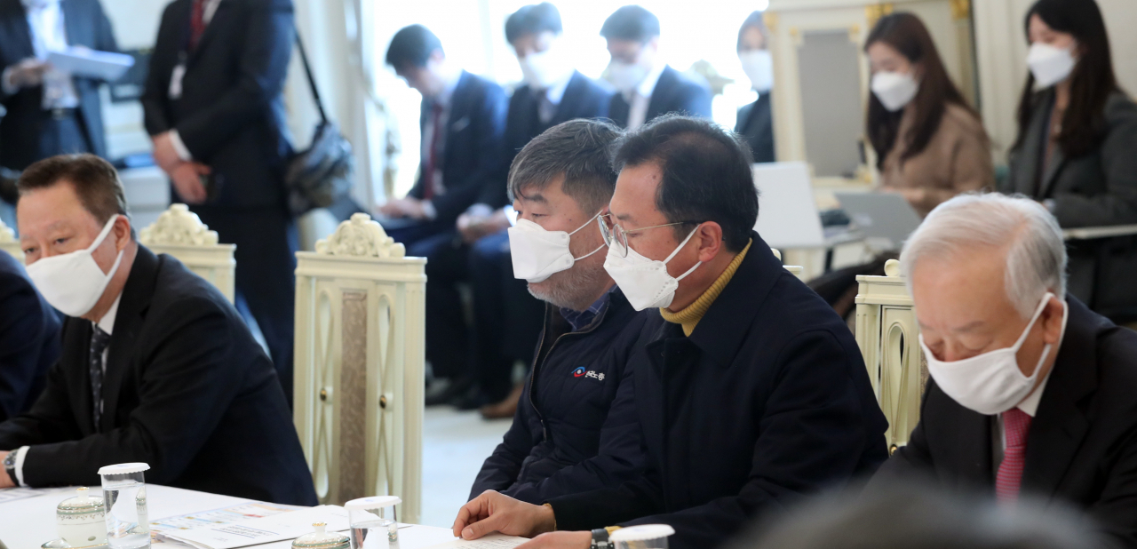 박용만 대한상공회의소 회장(왼쪽부터), 김동명 한국노총 위원장, 김명환 민주노총 위원장, 손경식 한국경영자총협회장이 18일 청와대에서 열린 코로나19 대응 논의를 위한 경제주체 원탁회의에서 문재인 대통령 발언을 듣고 있다. [연합]