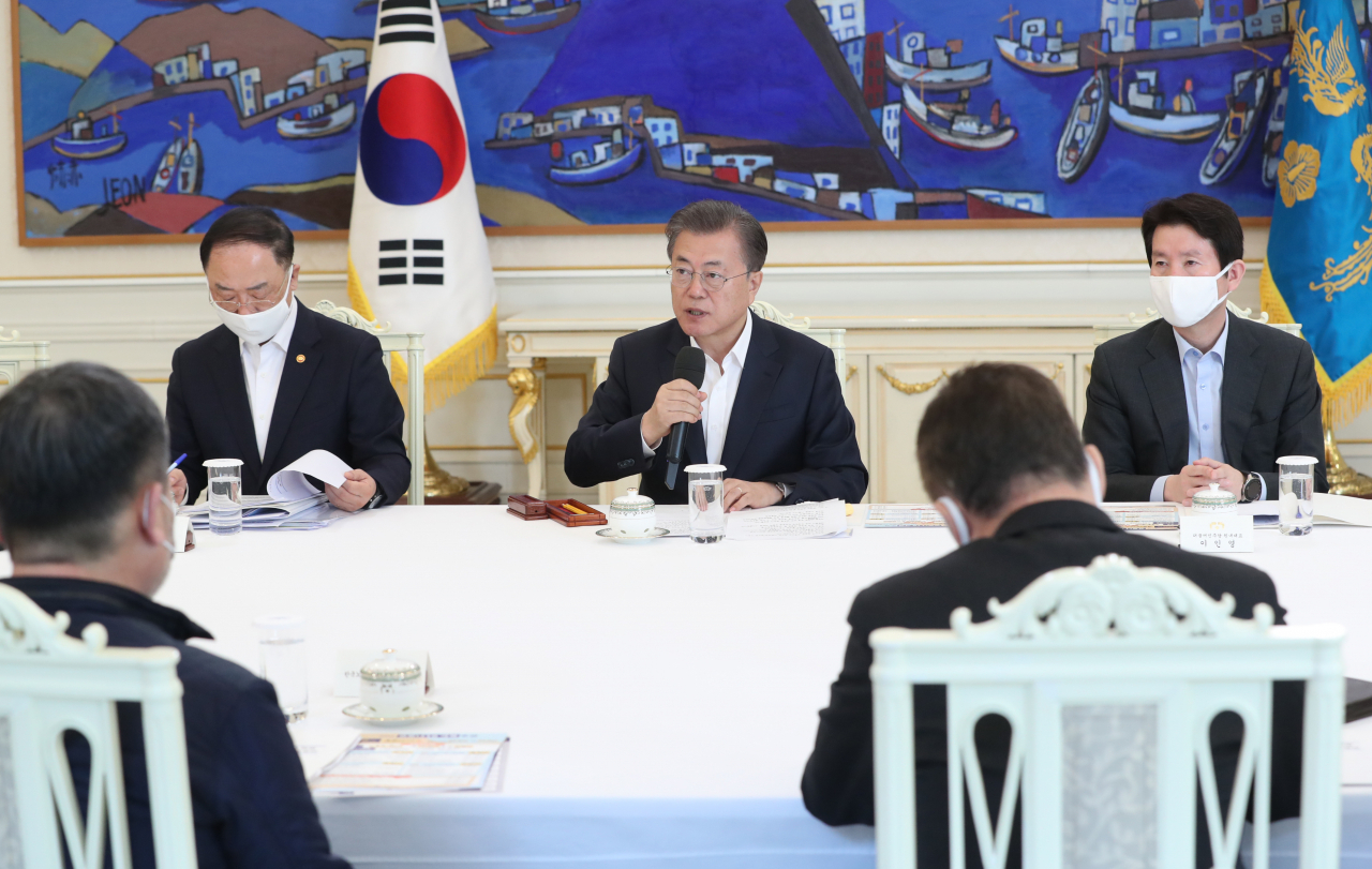 문재인 대통령이 18일 청와대에서 열린 코로나19 대응 논의를 위한 경제주체 원탁회의에서 발언하고 있다. 연합뉴스