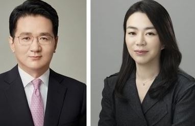 Hanjin KAL Chairman Cho Won-tae(left) and former Korean Air Vice President Cho Hyun-ah. (Korean Air)