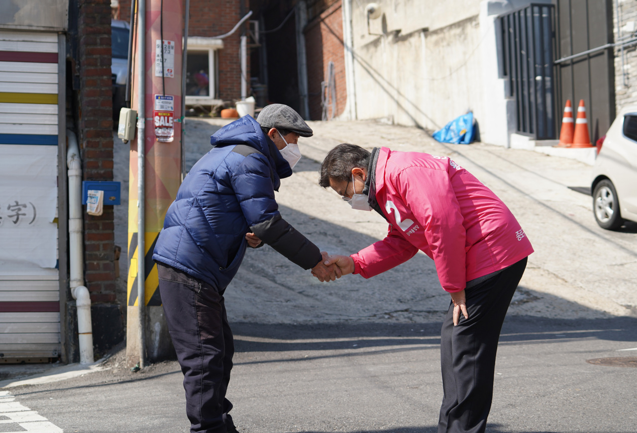 Hwang Kyo-ahn (right) photographed greeting a Jongno citizen on Wednesday. (Yonhap)