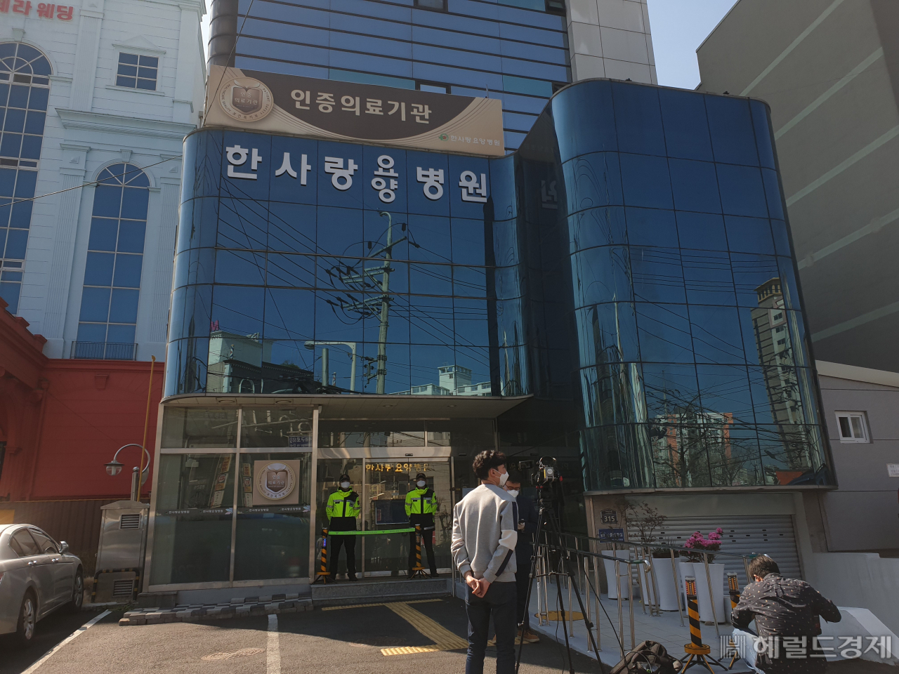 18일 오전 코로나19 확진 환자가 무더기로 나온 대구 서구 한사랑요양병원이 통제되고 있다.[사진=김병진 기자]