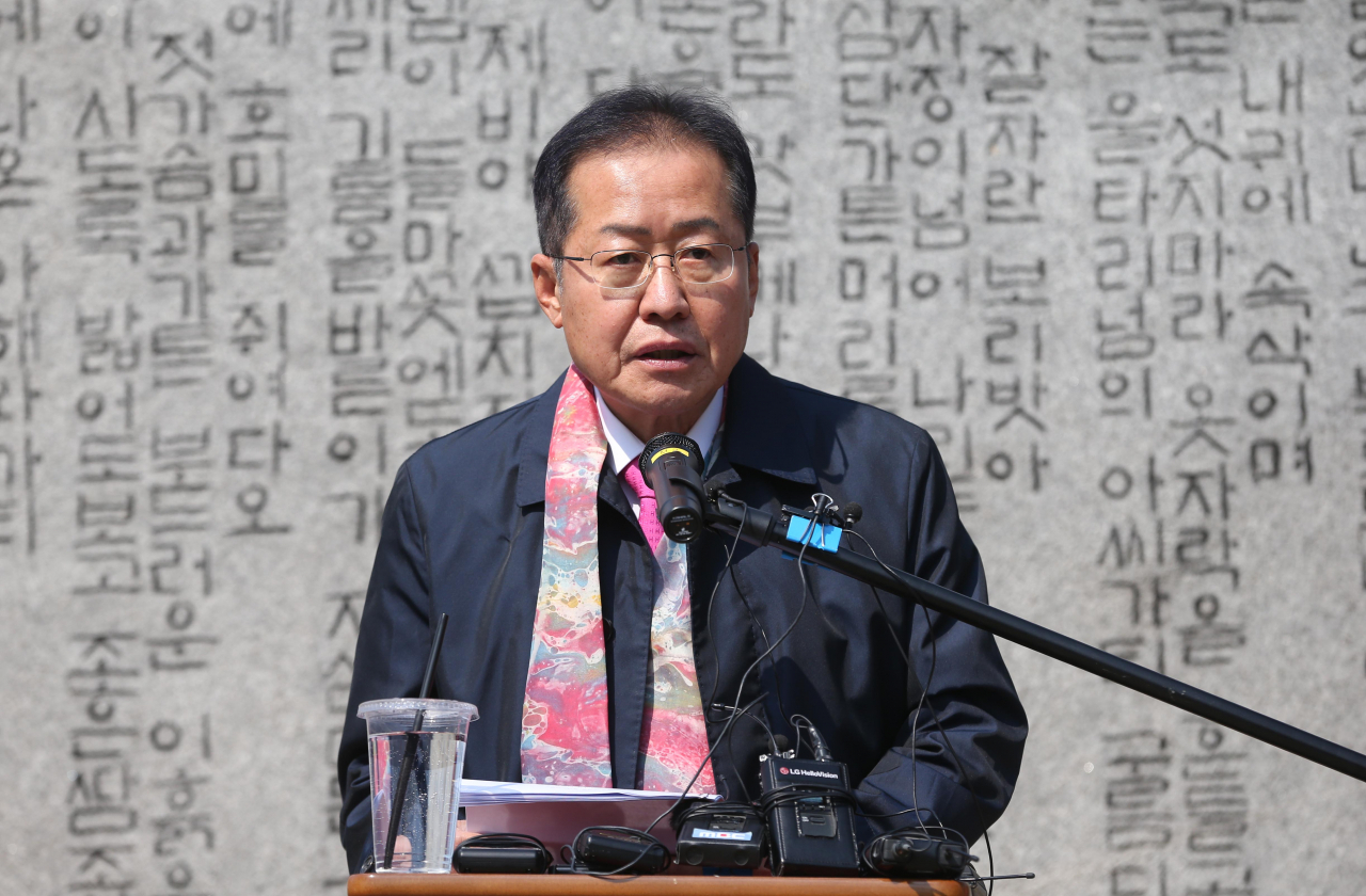 홍준표 전 자유한국당(통합당 전신) 대표가 지난 17일 오후 대구 수성못 이상화 시인의 시비 앞에서 오는 총선에서 무소속으로 대구 수성구을에 출마하겠다는 뜻을 밝히고 있다. [연합]