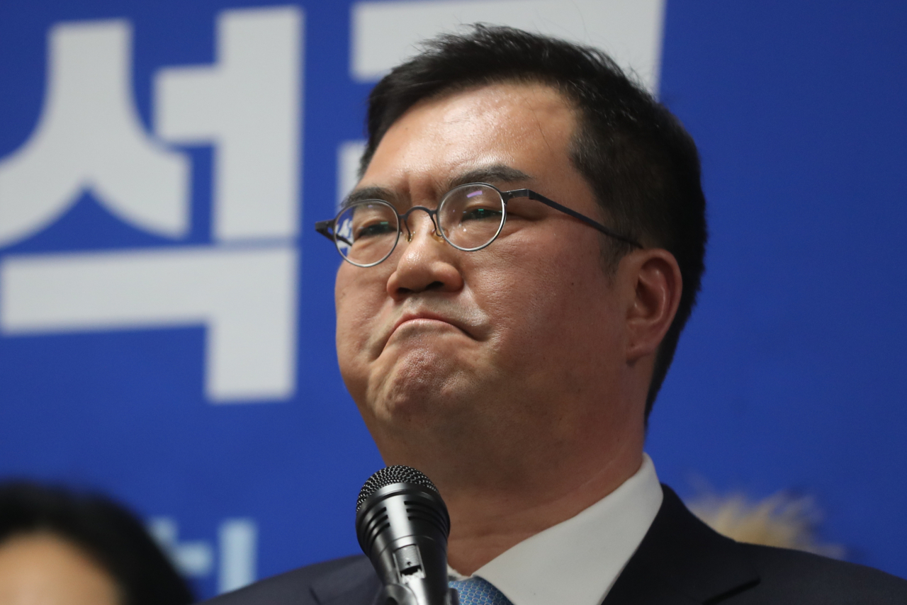 문희상 국회의장의 아들인 문석균 씨가 지난 17일 경기도 의정부시청에서 이번 총선 무소속 출마 발표 기자회견을 열고 취재진 질문에 생각에 잠겨 있다. 앞서 더불어민주당 예비후보로 등록했던 문 씨는 ‘지역구 세습’ 비판에 총선 불출마를 선언했다가 전날 더불어민주당을 탈당했다. [연합]