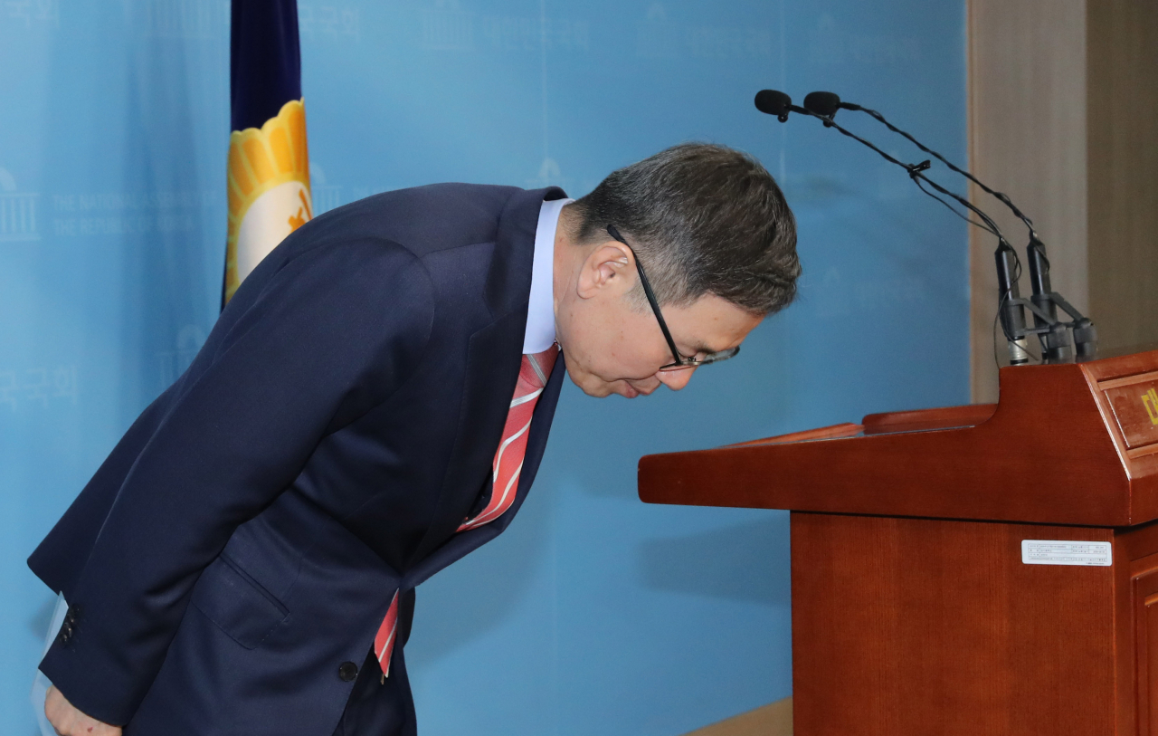 자신의 지역구인 대구 북구갑에서 컷오프된 미래통합당 정태옥 의원이 지난 18일 오후 서울 여의도 국회 정론관에서 무소속 출마 선언 기자회견을 한 뒤 인사하고 있다. [연합]