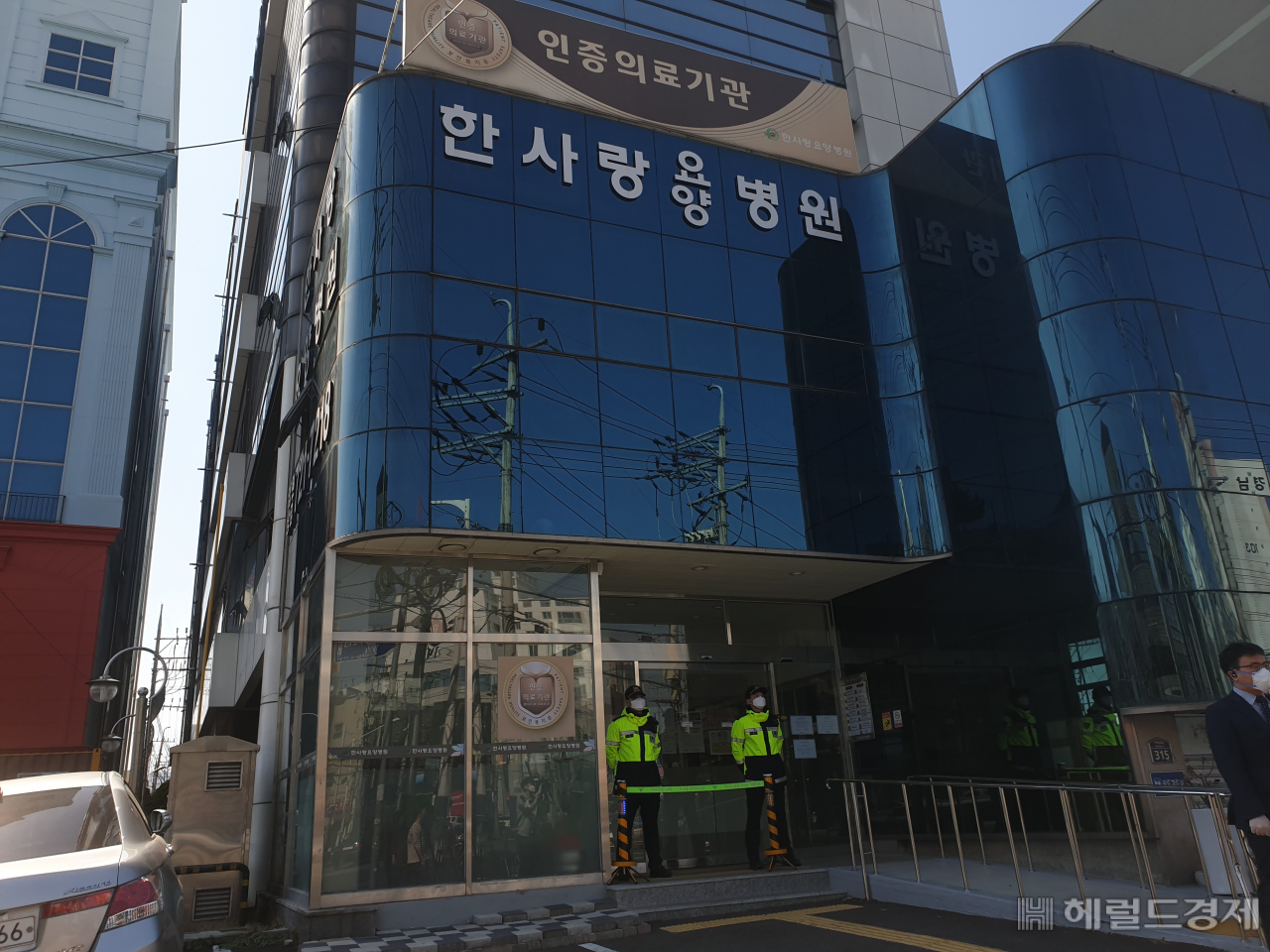 18일 오전 확진 환자가 무더기로 나온 대구 한사랑요양병원이 통제되고 있다.[사진=김병진 기자]