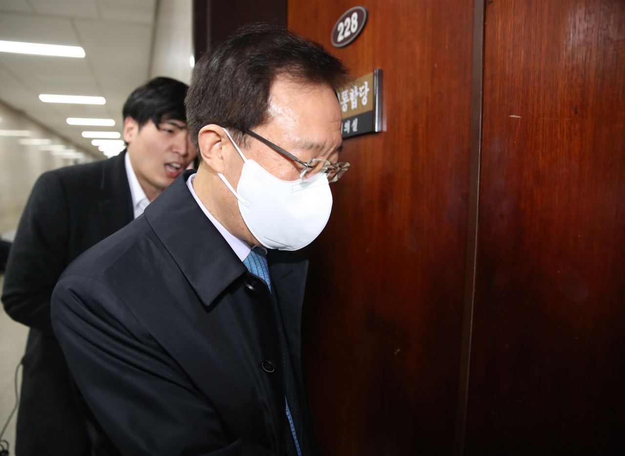 이석연 미래통합당 공천관리위원장 직무대행(부위원장)이 17일 오후 서울 여 의도 국회에서 열린 공천관리위원회에 참석하며 질문 받고 있다. [연합]