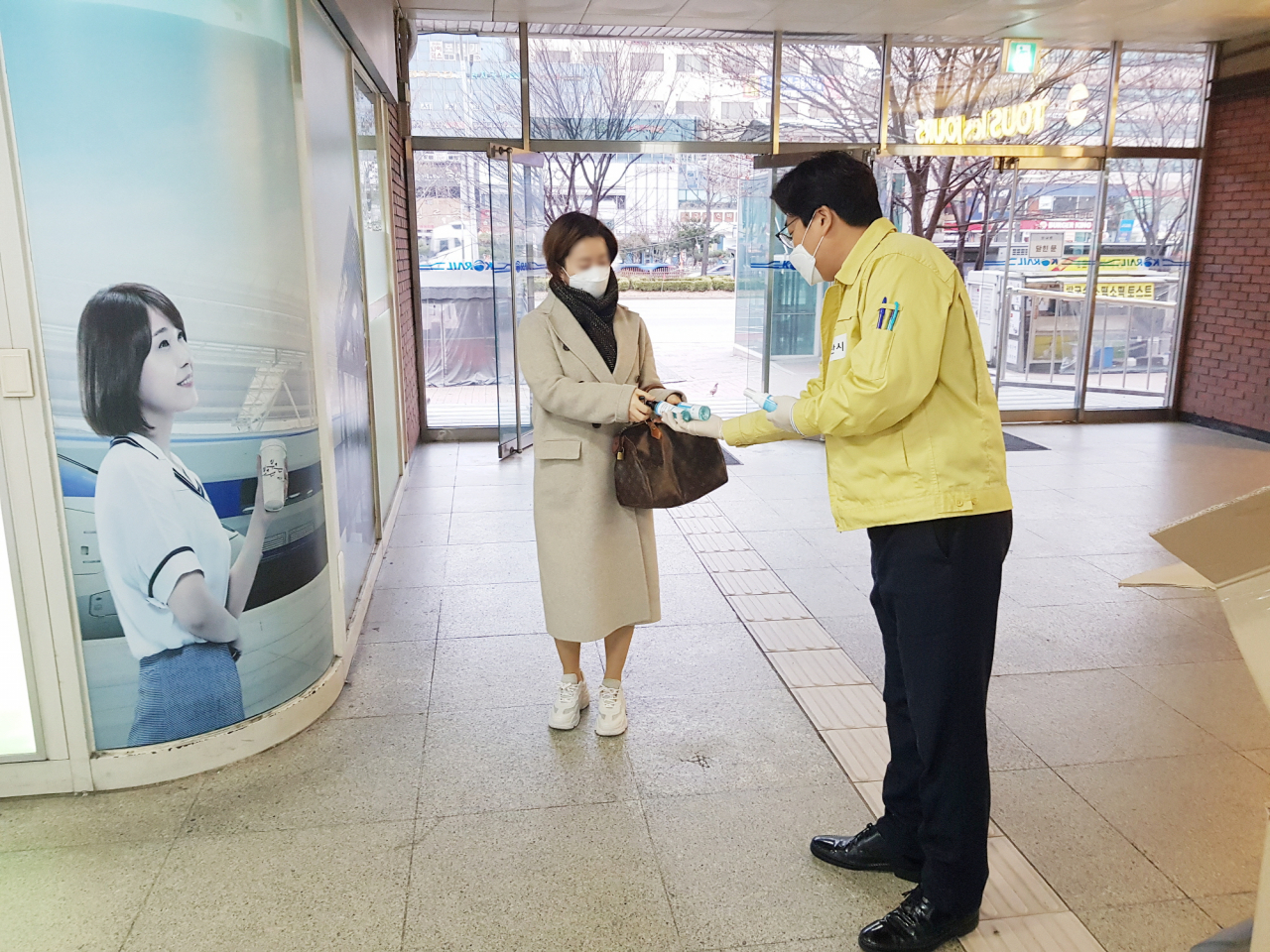 안산시는 전철역사에서 출근길 시민에게 휴대용 손소독제와 손세정제 1만1000개를 전달했다. [안산시 제공]