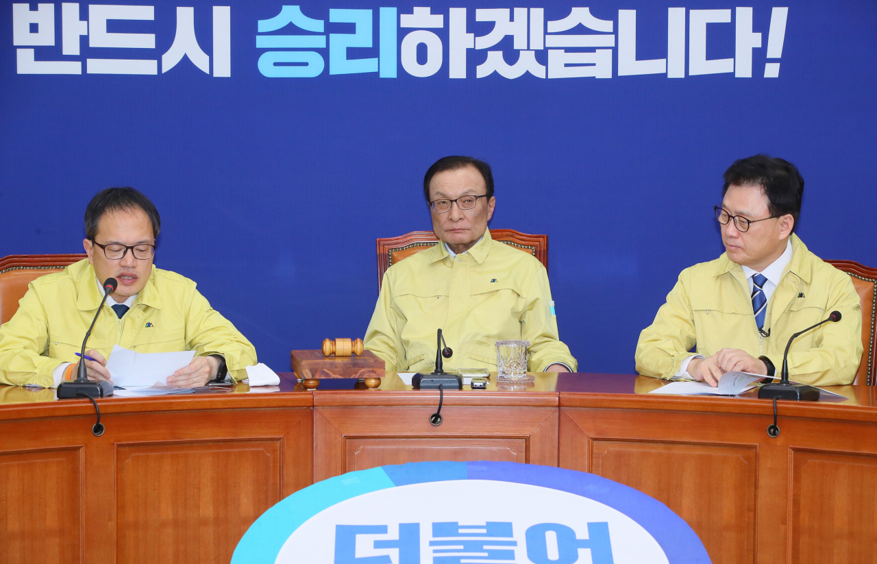 이해찬 더불어민주당 대표(가운데)가 18일 국회에서 열린 최고위원회의에서 박주민 최고위원의 발언을 듣고 있다. [연합]