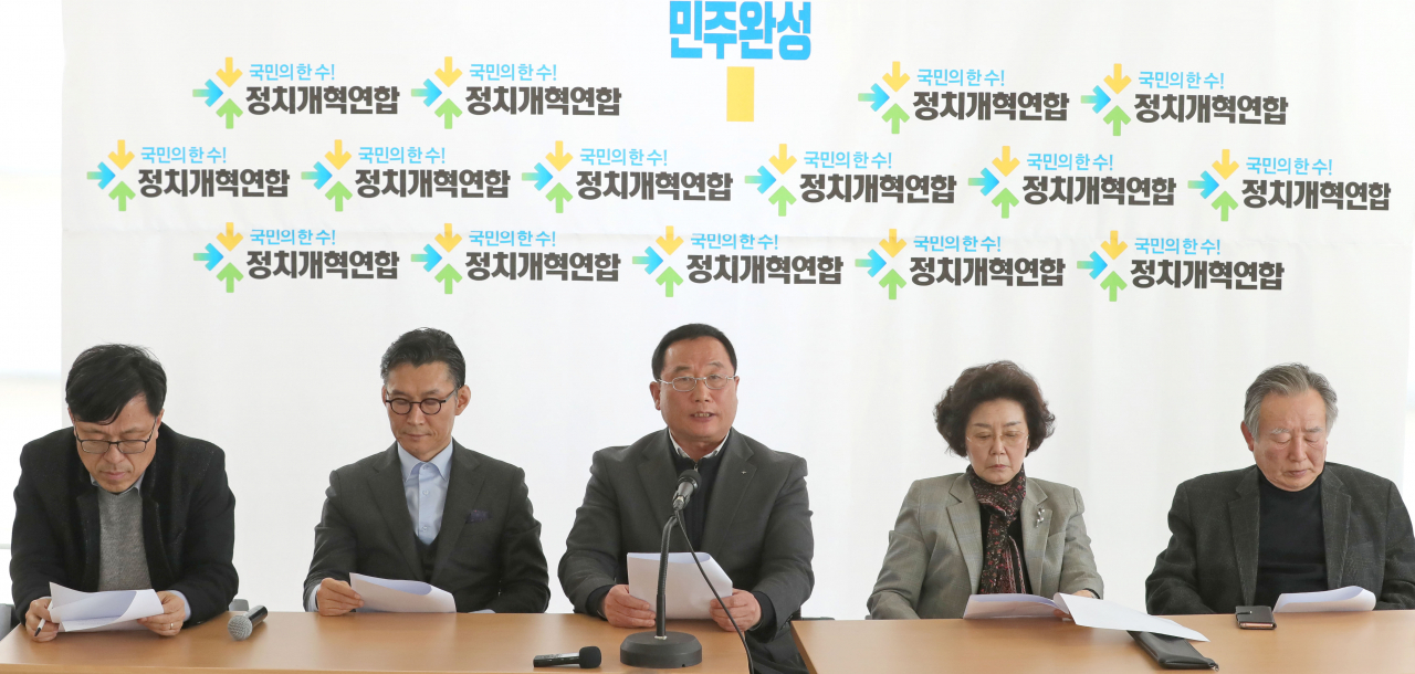류종열 정치개혁연합 공동대표(가운데)가 18일 오후 서울 종로구 운현하늘빌딩에서 열린 민주당 선거연합 취지 훼손에 대한 입장 및 향후 계획 발표 기자회견에서 발언하고 있다. 왼쪽부터 하승수 집행위원장, 이범헌 한국예술문화단체총연합회 회장, 류종열, 신필균, 조성우 공동대표. [연합]
