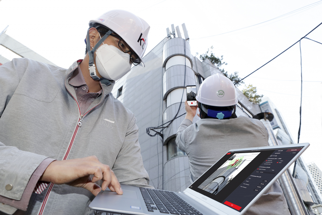지상에 있는 KT 연구원들이 건물 옥상에 설치된 5G 기지국의 각도와 높이를 기지국 트윈을 이용해 측정하고 있다. [KT 제공]