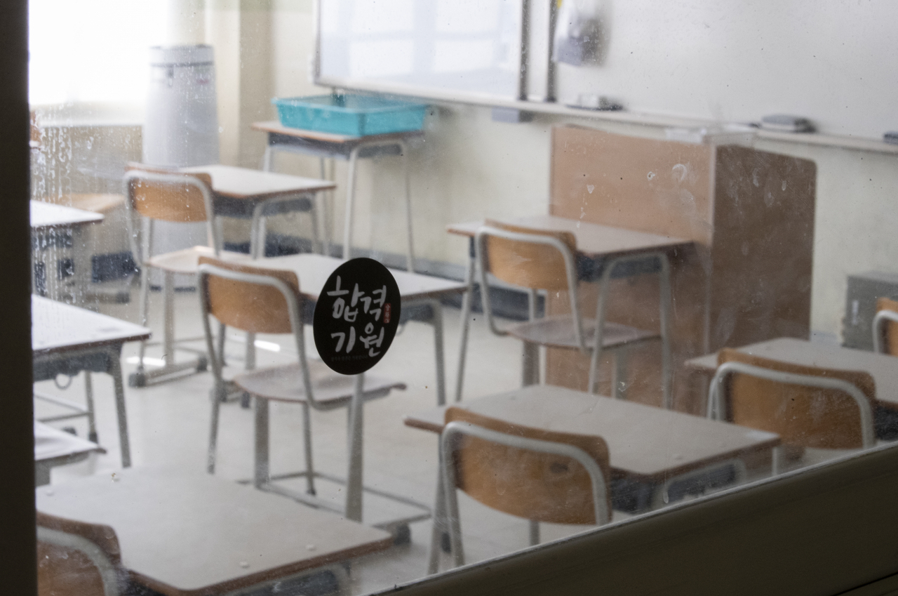 지난 18일 서울 용산고등학교 3학년 교실의 책걸상이 중간·기말고사, 수능 모의평가 등이 실시되는 시험일처럼 분단별로 일렬로 줄지어 배치돼 있다. 개학 뒤에도 수업 중 학생간 거리를 유지하기 위한 학교측의 조치다. [연합]