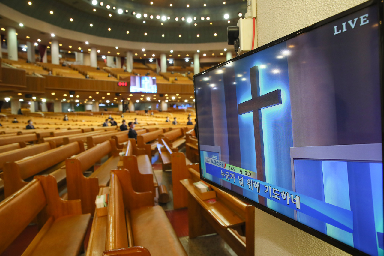 <YONHAP PHOTO-2213> 코로나19에 온라인 예배…목회자들만 드문드문 (서울=연합뉴스) 진성철 기자 = 신종 코로나바이러스 감염증(코로나19)로 일반 교인들은 온라인 주일예배로 진행된 15일 서울 영등포구 여의도순복음 교회 대성전에서 목회자들만이 드문드문 자리에 앉아 주일 예배를 보고 있다. 2020.3.15 zjin@yna.co.kr/2020-03-15 12:07:09/ <저작권자 ⓒ 1980-2020 ㈜연합뉴스. 무단 전재 재배포 금지.>