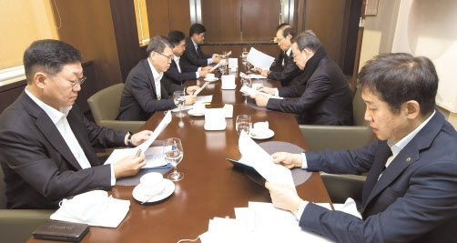 은성수 금융위원장은 6일 은행연합회 뱅커스클럽에서 금융협회장 6명을 만났다. [금융위 제공]