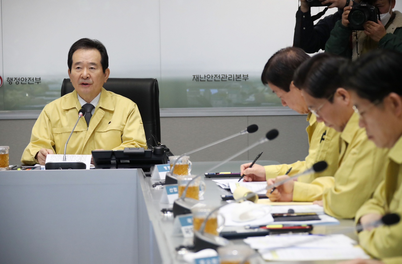 정세균(왼쪽 첫번째) 국무총리가 19일 정부서울청사 중앙재난안전상황실 서울상황센터에서 열린 신종 코로나바이러스 감염증(코로나19) 대응 중앙재난안전대책본부 회의를 주재하며 발언하고 있다. [연합]