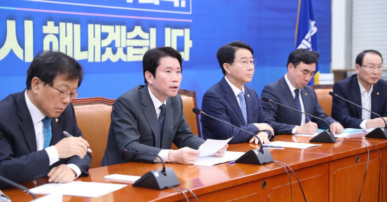 이인영 더불어민주당 원내대표(왼쪽 두 번째)가 19일 오전 서울 여의도 국회에서 열린 정책조정회의에서 발언하고 있다. [연합]