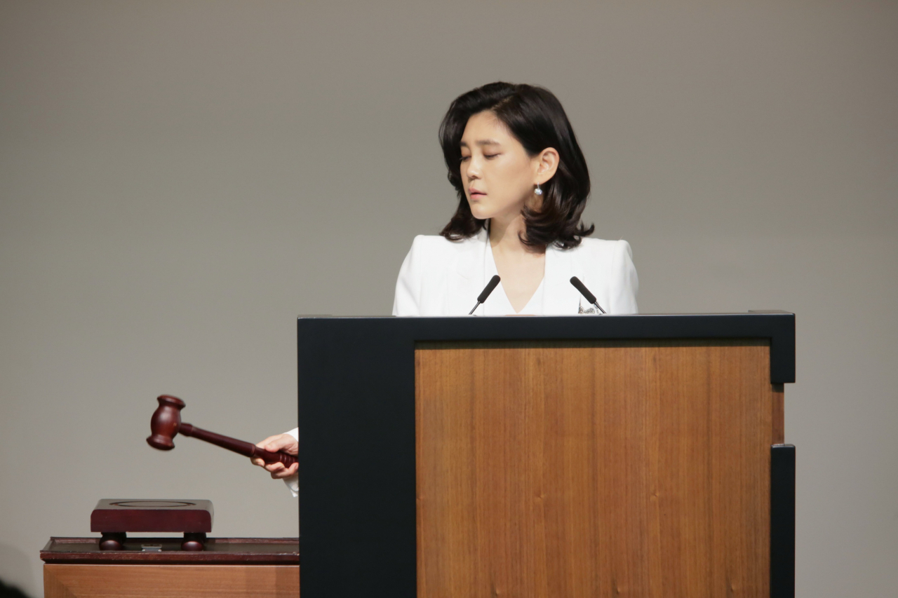 이부진 호텔신라 사장이 주주총회 안건 통과를 확인하는 의사봉을 두드리고 있다.