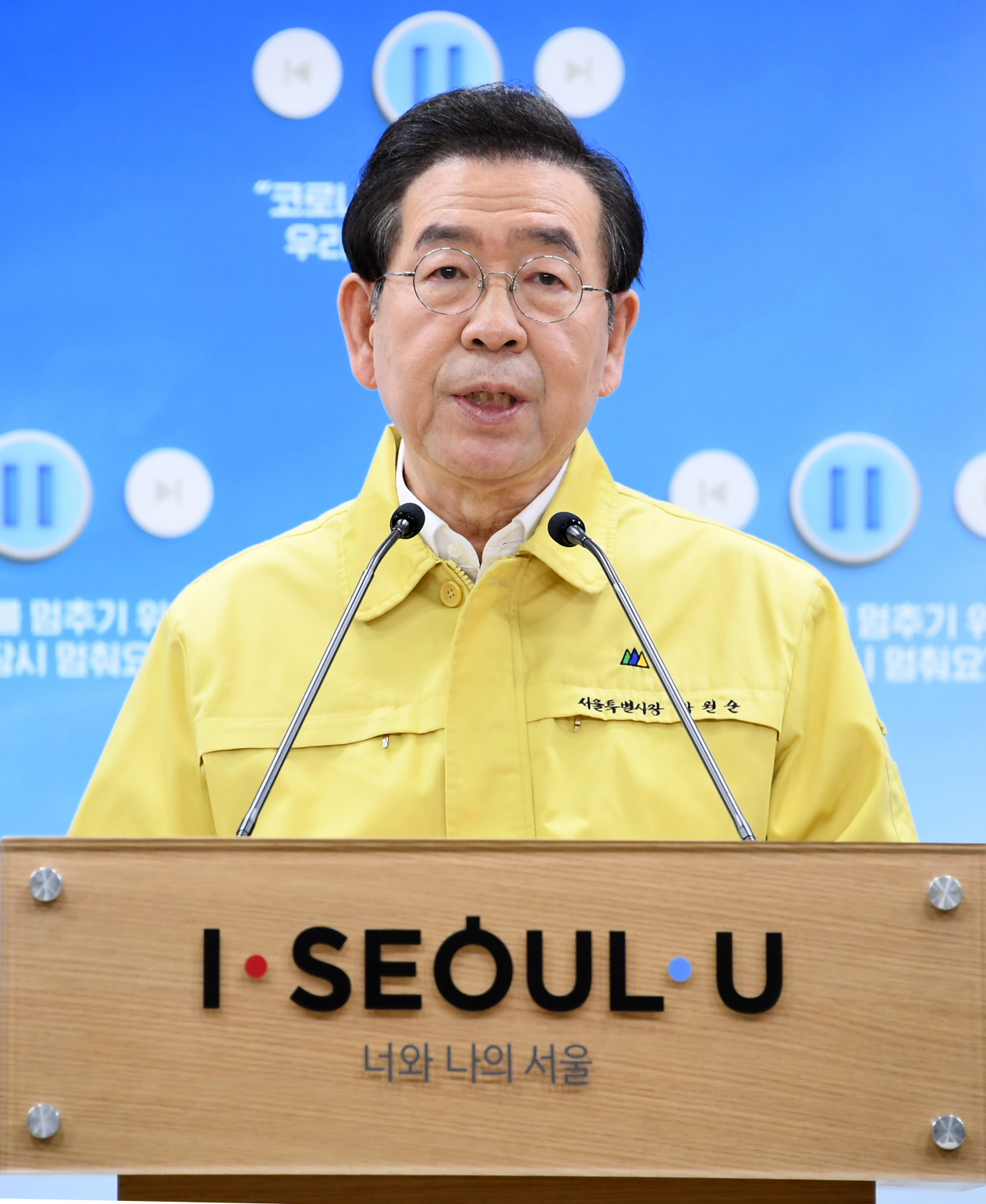 박원순 서울시장이 18일 서울시청에서 열린 '코로나19 재난 긴급생활비 지원 정례브리핑'에서 발언하고 있다. [서울시 제공. 재판매 및 DB 금지] 연합뉴스