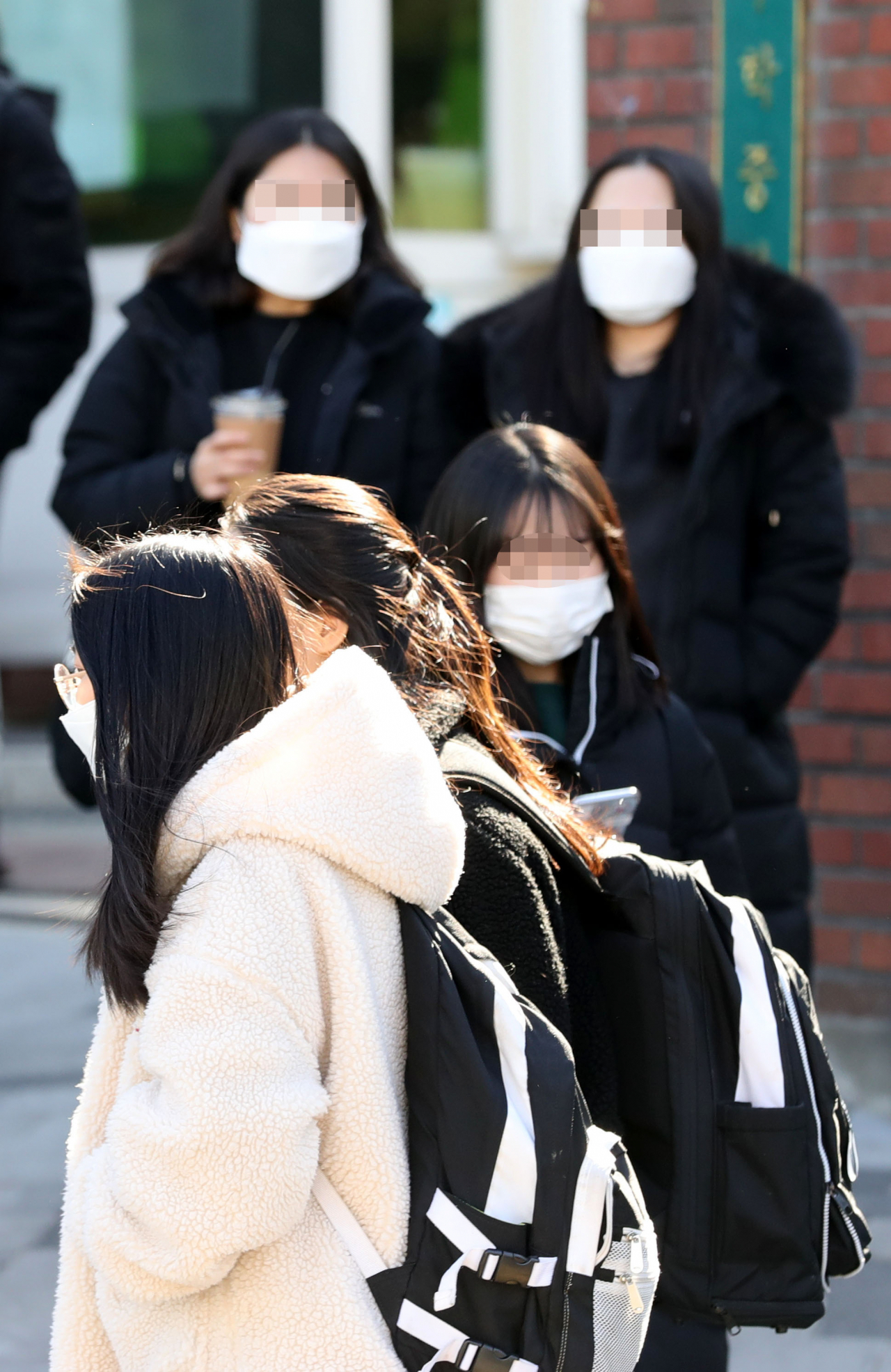 신종 코로나 바이러스 감염증 확산 우려가 커지는 가운데 지난 달 9일 오후 서울의 한 토익 고사장에서 시험을 마친 수험생들이 걸어나오고 있다. [연합]