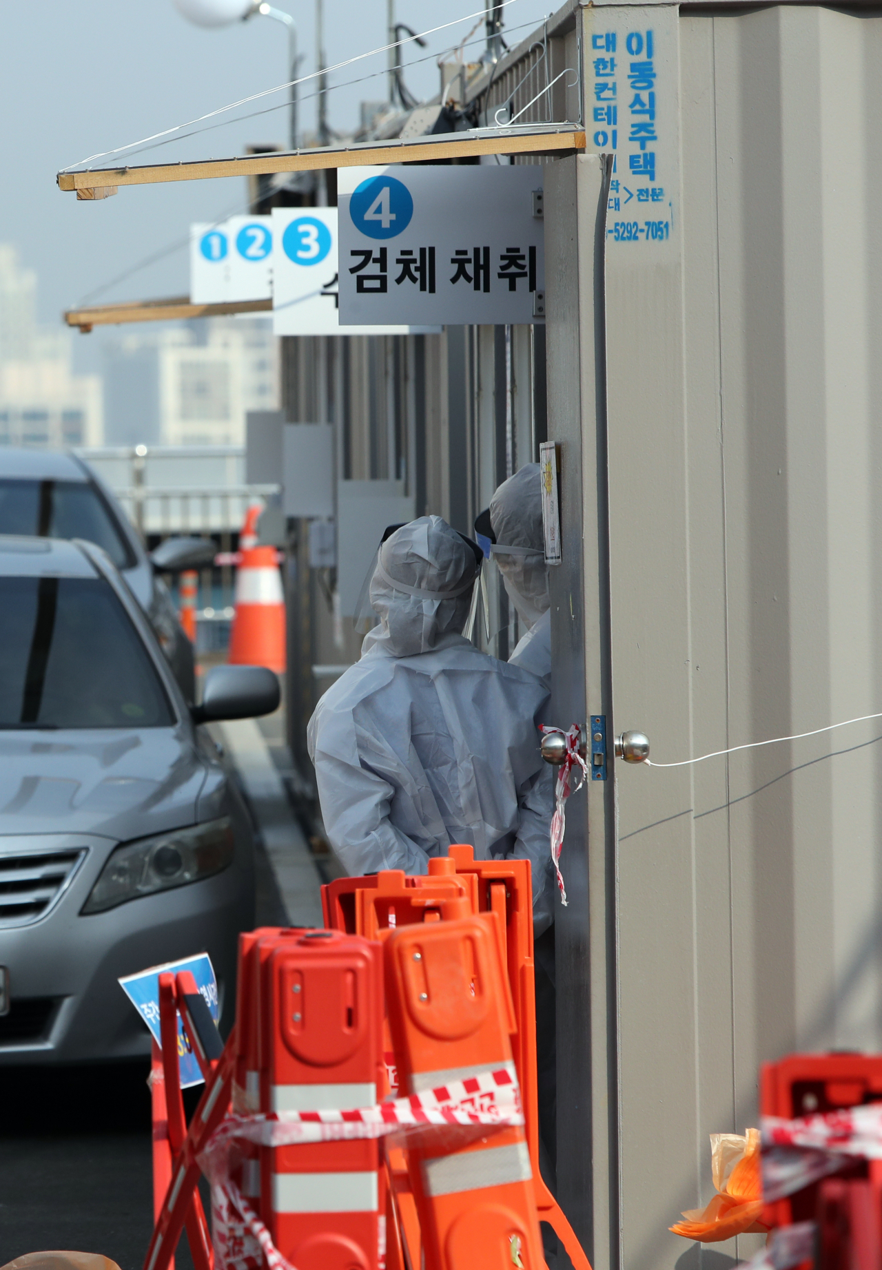 19일 오전 대구시 남구 대명동 영남대병원에 마련된 코로나19 드라이브 스루 선별진료소에서 의료진이 검사 준비를 하고 있다. 영남대병원은 컨테이너 건물을 활용한 드라이브 스루 선별진료소가 강풍 피해를 볼 걱정이 없다며 코로나19 검사를 정상적으로 진행한다고 밝혔다. 기상청은 이날 전국에 강풍주의보를 내렸다. 연합뉴스