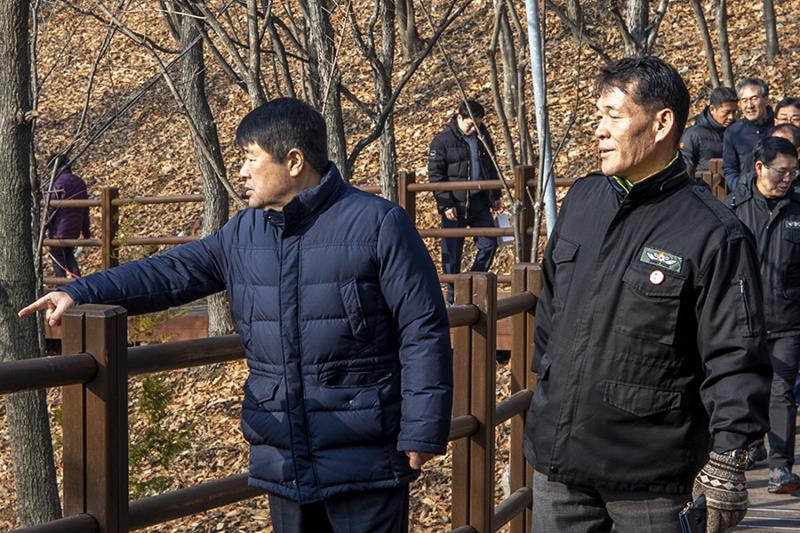 박형우 인천 계양구청장〈사진 왼쪽〉이 계양산을 둘러보고 있는 모습.