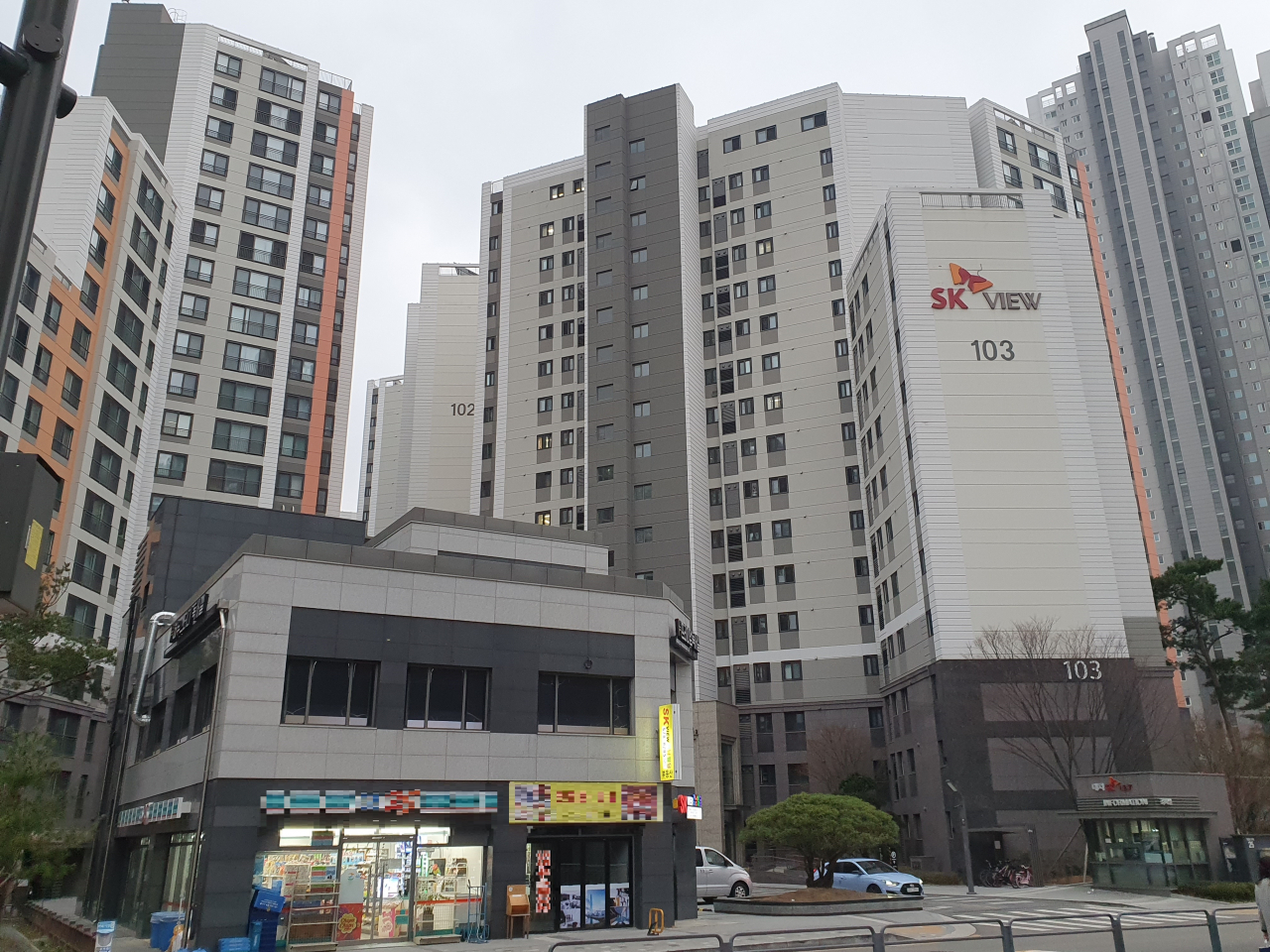 서울 각 지역 대장급 아파트 단지에서 보유세(재산세+종합부동산세) 부담이 커진 다주택자들이 집을 급하게 처분하려는 급매물이 속출하는 가운데 서울 강남구 대치동의 30억원대 초고가 신축 아파트는 여전히 오름세다. 사진은 서울 강남구 대치동 신축 단지인 대치 SK뷰 전경 [사진=민상식 기자]