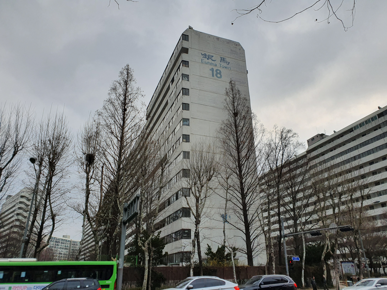 서울 각 지역 대장급 아파트 단지에서 보유세(재산세+종합부동산세) 부담이 커진 다주택자들이 집을 급하게 처분하려는 급매물이 속출하는 가운데 서울 강남구 대치동의 30억원대 초고가 신축 아파트는 여전히 오름세다. 사진은 서울 강남구 대치동 은마아파트 전경 [사진=민상식 기자]
