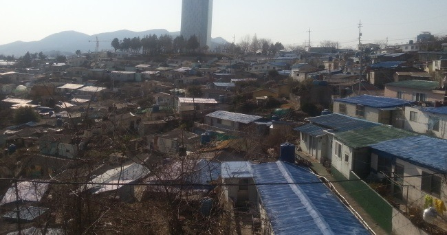 부산의 대표적 주거 낙후지역으로 꼽히는 문현동 돌산마을.