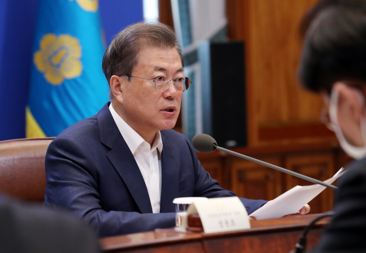 문재인 대통령이 19일 청와대에서 열린 코로나19 대응 논의를 위한 1차 비상경제회의에서 발언하고 있다. [연합]